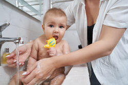 Dětská hygiena - miminko ve vaně